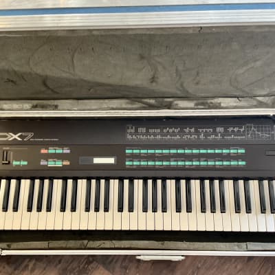 Yamaha DX7 Programmable Algorithm Synthesizer w/ Viking Hard Case