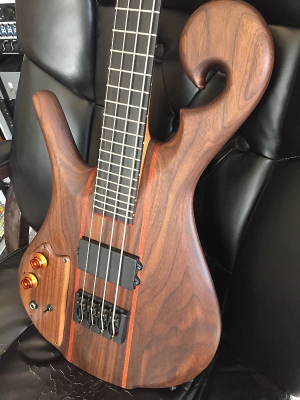 Carl Thompson Bass guitar Semi-Frills Scroll 32