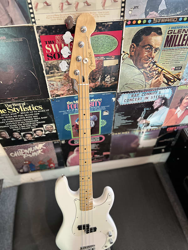 Fender Player Precision Bass with Maple Fretboard 2018 - Present - Polar  White