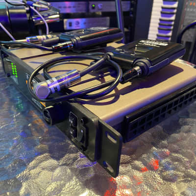 Line 6 XD-V70 Digital Wireless Guitar System with 2 Transmitters. image 3
