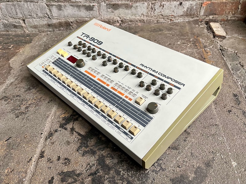 Roland TR-909 Rhythm Composer Drum Machine | Reverb