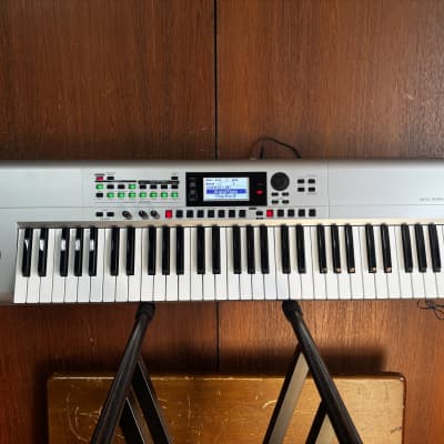 Korg i3 Arranger Keyboard 61-Key Music Workstation - Silver w/ bag