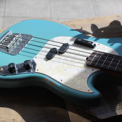 FENDER Justin Meldal-Johnsen Road Worn Signature Mustang Bass,  Faded Daphne Blue, GIGBAG, 3, 80 KG imagen 3