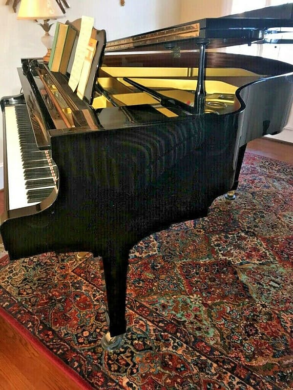 Lot 125: Yamaha grand piano G2 5'8 image 1