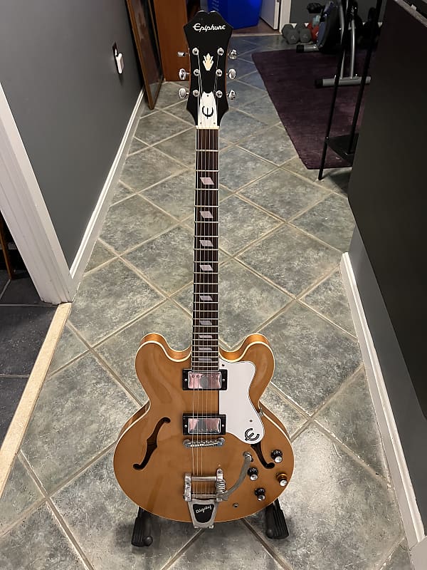 ピアレス製造 Epiphone Riviera This Epiphone Riviera was built in