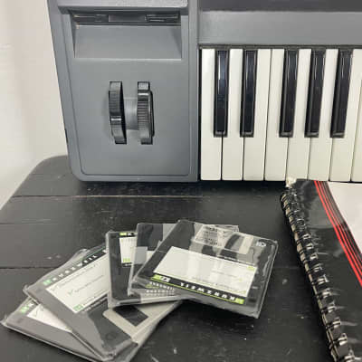 Kurzweil K2VX Sampler/Keyboard w manuals and disks image 3