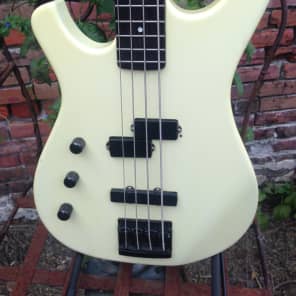 Larrivee LEFTY Electric 80s White Active Bass Guitar image 2