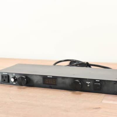 Furman M-8Dx 9-Outlet Power Conditioner CG001YW image 1