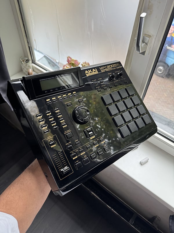 DJ機材 AKAI MPC2000XL AKAI MPC2000XL | DTM機器・プラグイン・サンプルパック おすすめ レビュー