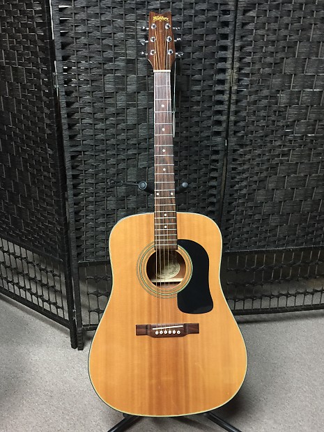 Washburn D12s Dreadnought acoustic guitar with solid top natural finish