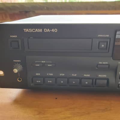 TASCAM DA-40 professional DAT digital audio tape recorder Late 1990s - Black image 2