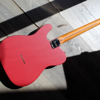 SQUIER Limited Edition Classic Vibe '60s Custom Telecaster, Maple Fingerboard, Parchment Pickguard, Satin Dakota Red, 3, 72 KG image 3