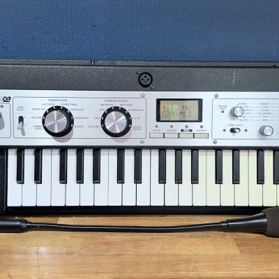 [Excellent] Korg MicroKORG XL 37-Key Synthesizer/Vocoder - Black