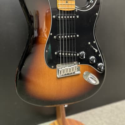 2011 Fender AM DLX Stratocaster V Neck - 2 Tone Sunburst image 2