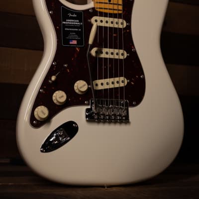Fender American Professional II Stratocaster Left-Hand, Maple, Olympic White image 5