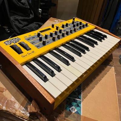 Dave Smith Instruments Mopho 32-Key Monophonic Synthesizer 2011 - 2016 - Yellow with Wood Sides