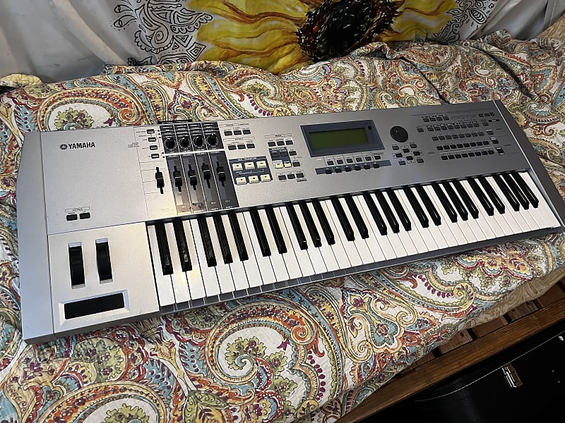 Yamaha Motif ES 6 Production Synthesizer Keyboard