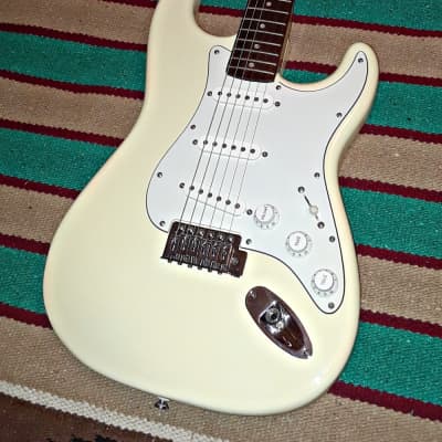 Squier Stratocaster 2008 Vintage Yellow image 3