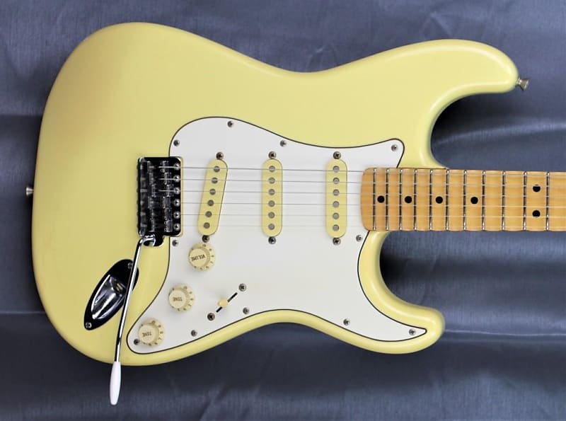Fender Stratocaster ST'72-DSC type Y. Malmsteen Scalopée