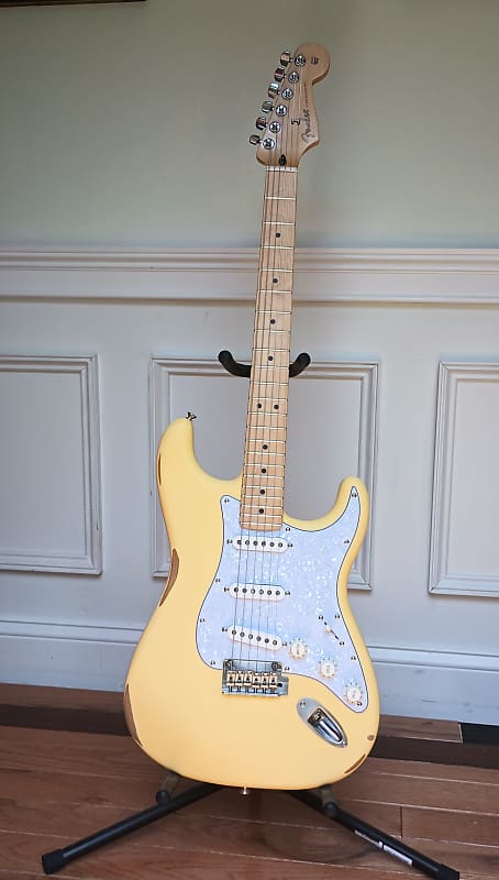Fender Limited-Edition Player Stratocaster Roasted Pau Ferro Fingerboard  With FCS Fat '50s Pickups Electric Guitar 3-Color Sunburst