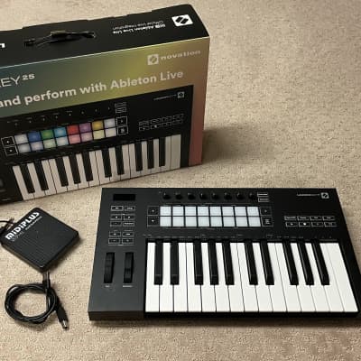 Novation Launchkey 25 MKIII MIDI Keyboard Controller 2020 - Present - Black