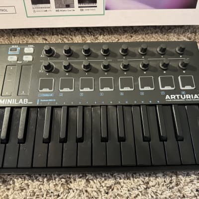 Arturia Minilab 3 Deep Black Keyboard Black White Button Arturia