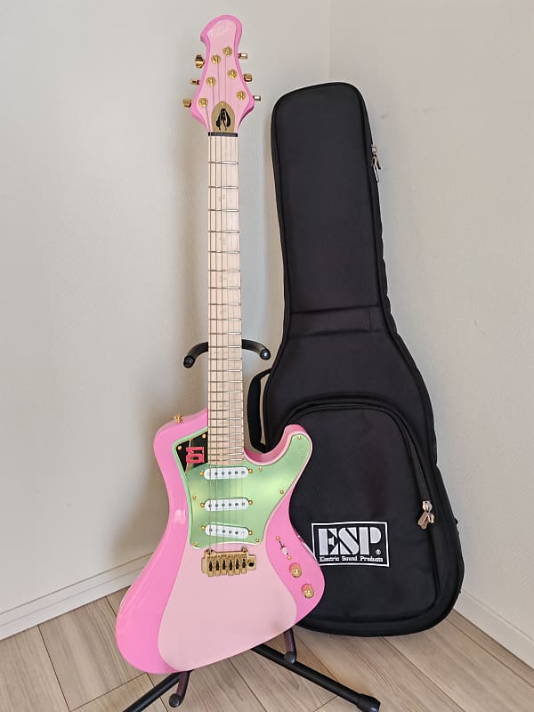 ギター E-STREAM-Miku-Custom SAKURA MIKU EDWARDS Platinumより、桜ミクをイメージしたE-STREAM-Miku