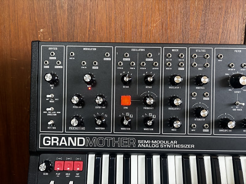 Moog Grandmother Dark Semi-Modular Analog Keyboard Moog Grandmother Dark Semi-Modular Analog Keyboard