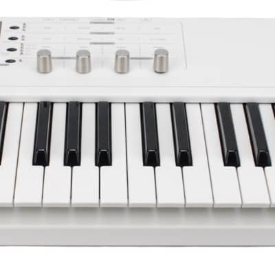 Waldorf Blofeld Keyboard 49-Key Synthesizer - White (O-3728)