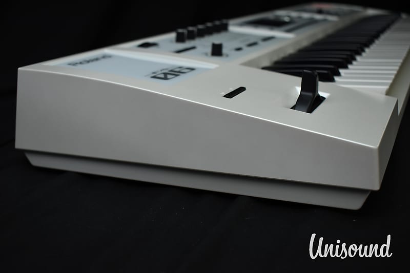 Roland FA-06 (White) Music Workstation Synthesizer in Excellent Condition