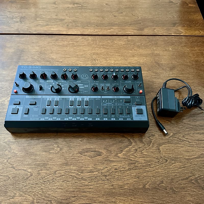 behringer TD-3-MO-BK TB-303DevilFishクローン Behringer's 303 clone, the TD-3-MO, gets black and red makeover