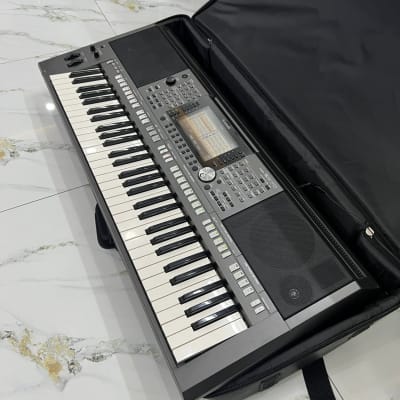 Yamaha PSR-S970 61-Key Arranger Workstation used in Mint condition Used – Mint