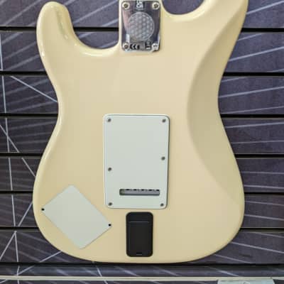 Fender EOB Stratocaster, Olympic White, Maple - Includes deluxe Gig Bag B Stock image 2