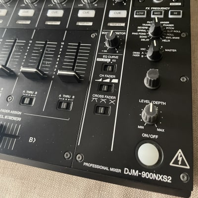Pioneer DJM-900NXS2 4-channel DJ Mixer with Effects 2010s - Black image 2