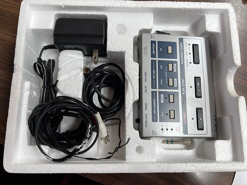 その他 AKAI Professional RIFF-O-MATIC U400 Amazon.co.jp: 【中古】AKAI U40 フレーズサンプラー : 楽器