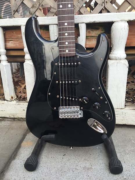 【美品】Squier Stratcaster Standard BLK Sケース Squier Stratocaster Pack - Black | Cream City Music