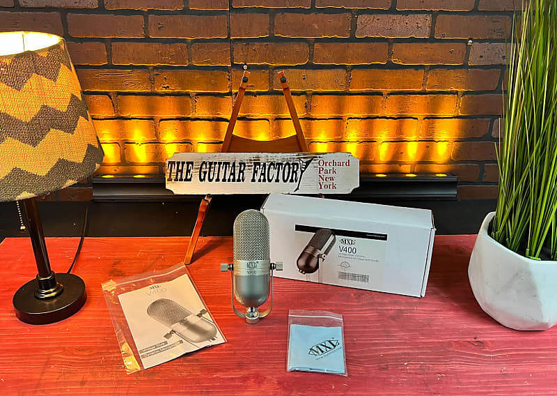 MXL V400 Dynamic Microphone in a VintageStyle Body Regular Reverb