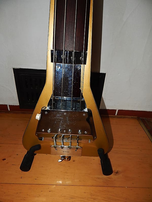 Framus Triumph ElectricUpright Modellnummer 4/60. etwa Reverb UK