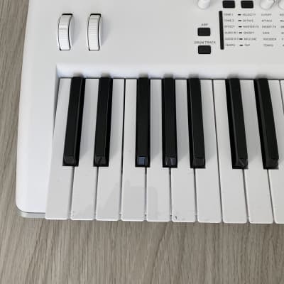 Korg KROSS 2 61-MB 61-Key Synthesizer Workstation Pure White