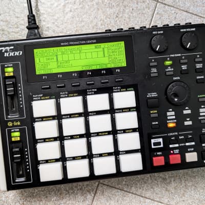 DJ機材 AKAI MPC1000 AKAI MPC1000 BK Music Production Center black 128MB Card