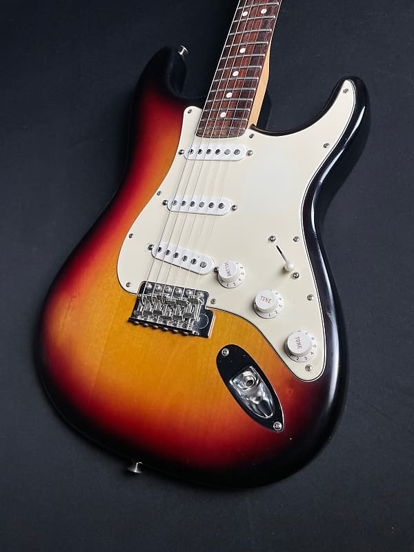 フェンダー USA HIGHWAYONE 1 ストラトキャスター Fender Highway One Stratocaster - 3-Color Sunburst | Blue Guitars