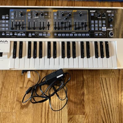 Roland SH-01 GAIA 37-Key Digital Synthesizer
