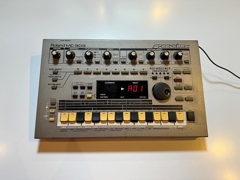 Roland MC-303 Groovebox 1990 - 1998