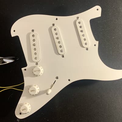 Loaded Pickguard! Fender Hot Noiseless Stratocaster Strat Pickup Set - White image 1