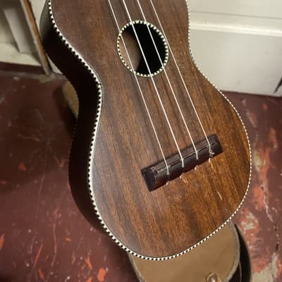 Regal ukulele 1940 good condition mahogany with original case image 2