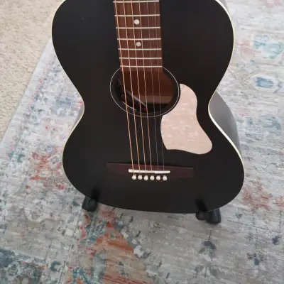 Art And Lutherie Acoustic Electric Parlor Roadhouse 2022 Black image 2