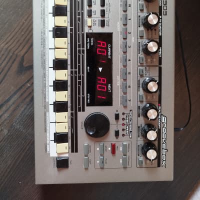 Roland MC-303 Groovebox 1990 - 1998 - Silver