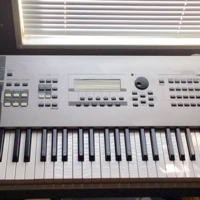 Yamaha Motif 8 88 key Synthesizer with Hard Travel Case Included image 1