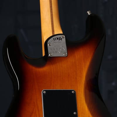 Fender Ultra Luxe Stratocaster, Rosewood Fingerboard, 2-Color Sunburst image 8