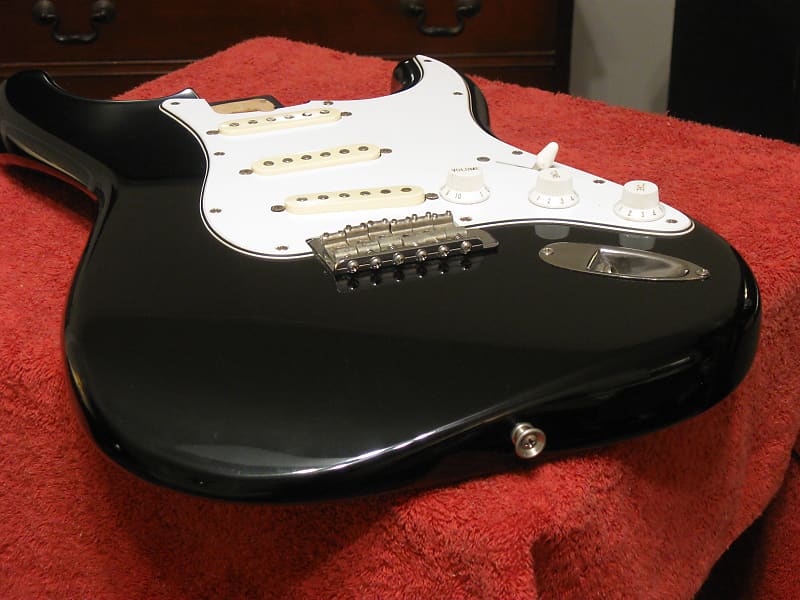 '80 Fender JAPAN ST62ボディ Fender Japan ST62-WAL Stratocaster Guitar Walnut Model Made